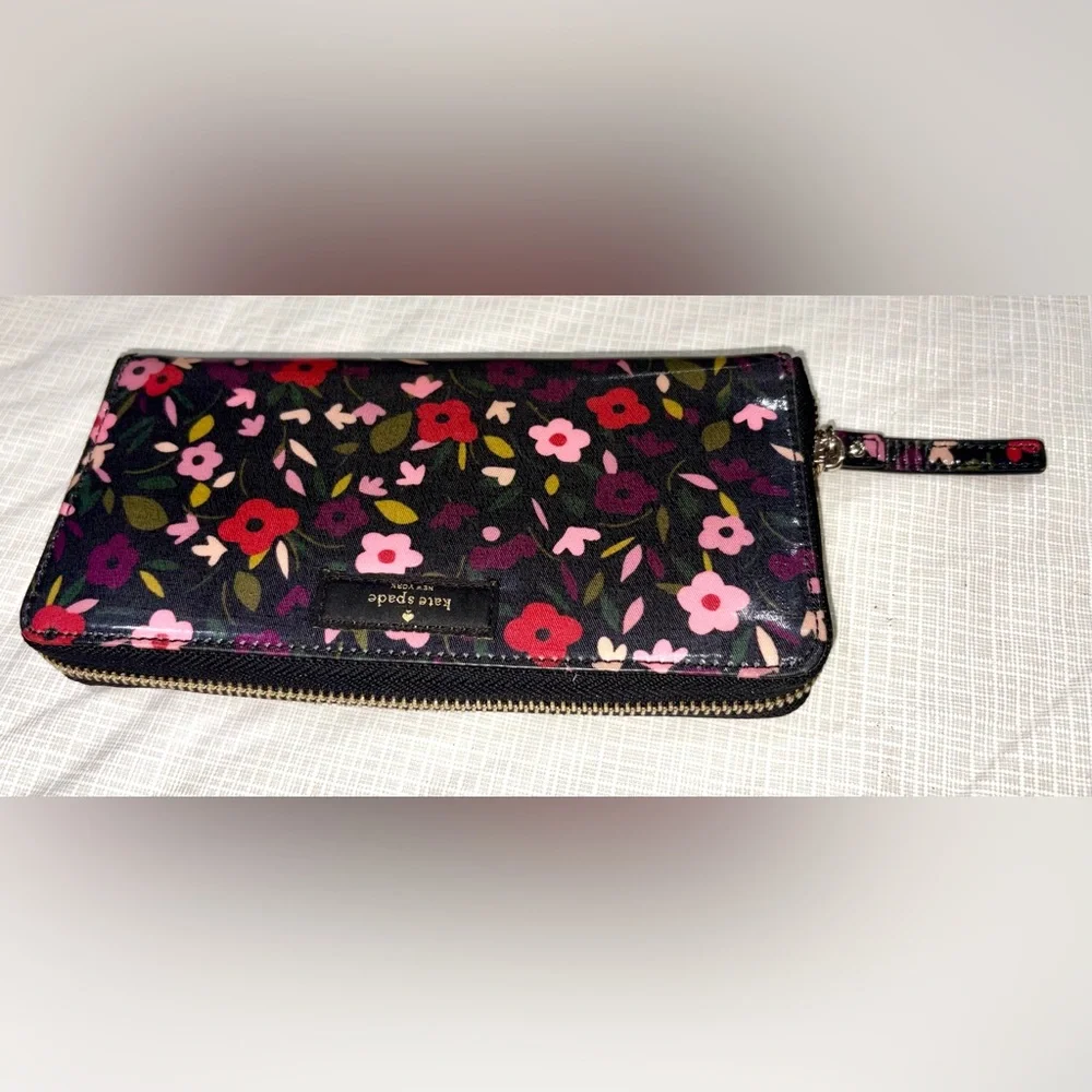 kate spade a Daycation Boho Black Floral Zip Around Large Wallet - Picture 2 of 8